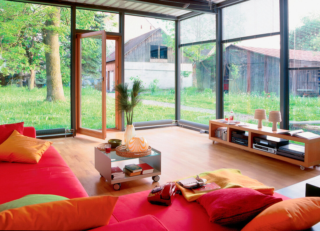 Wohnzimmer mit großzügigen Fenster fronten mit Blick in Garten