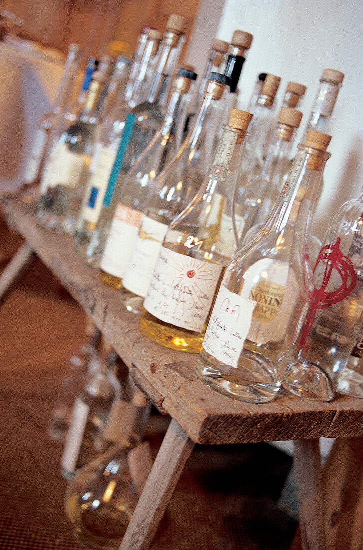 Ein Tisch voller Flaschen, Alkohol, Spirituosen