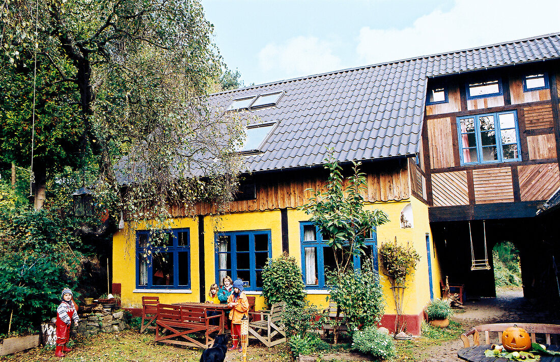 Der Hof Soldalen, das gelbe Haus mit vielen Kindern davor