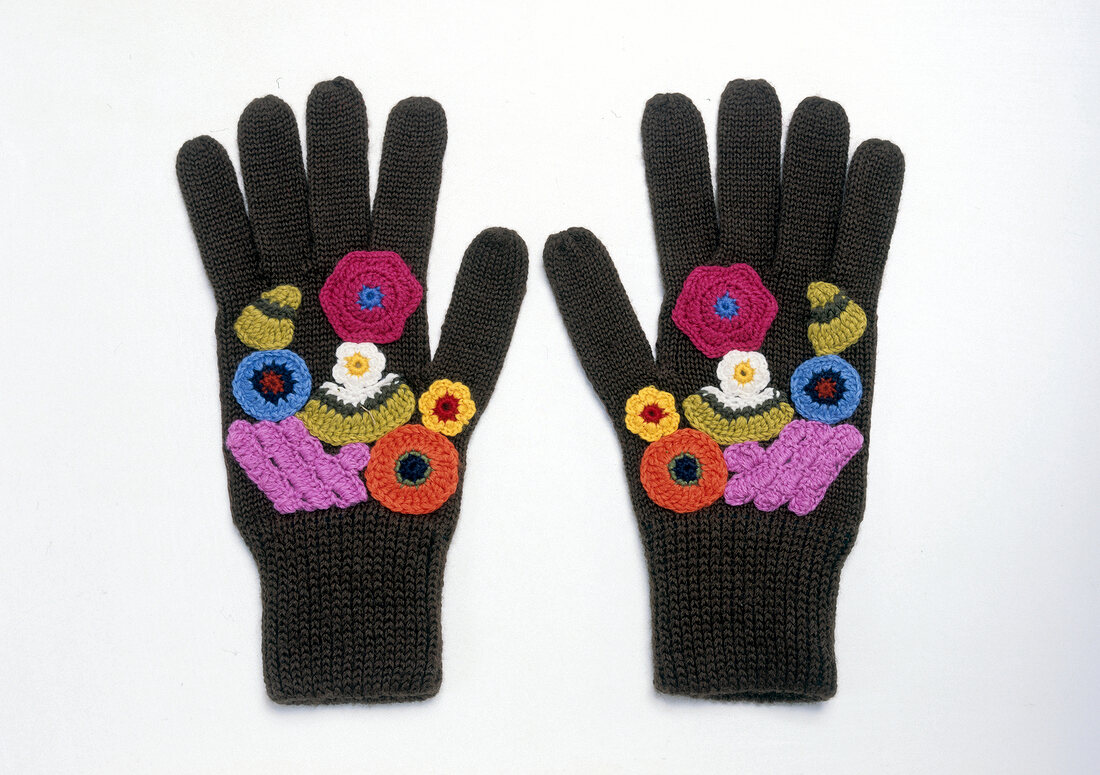 Braune Handschuhe mit bunten Blumen bestickt