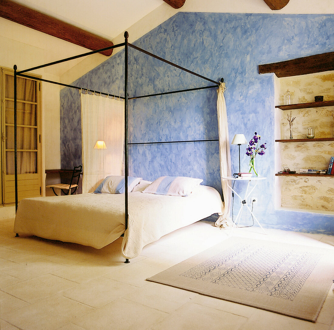 Schlafzimmer im Hotel "Le Buisson" mit Himmelbett unterm Dach