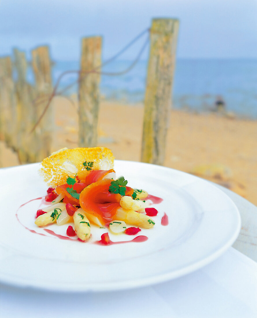 Marinierter roter Thunfisch auf Spargelsalat