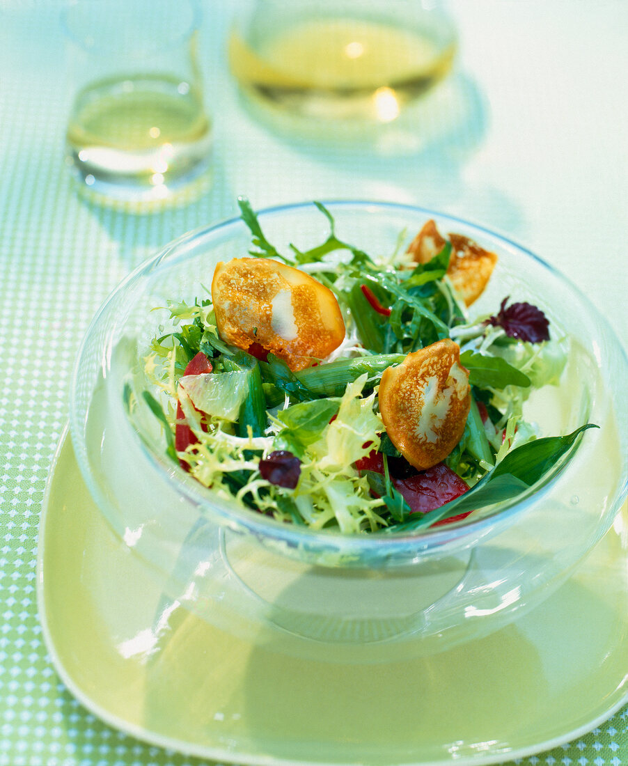 Geräucherter Mozzarella auf Salat 