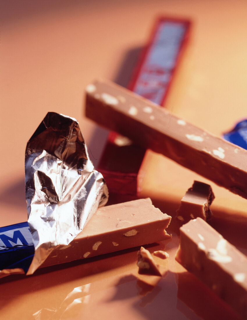 Schokolade mit Nüssen, Schokoriegel Studio, Freisteller, close-up