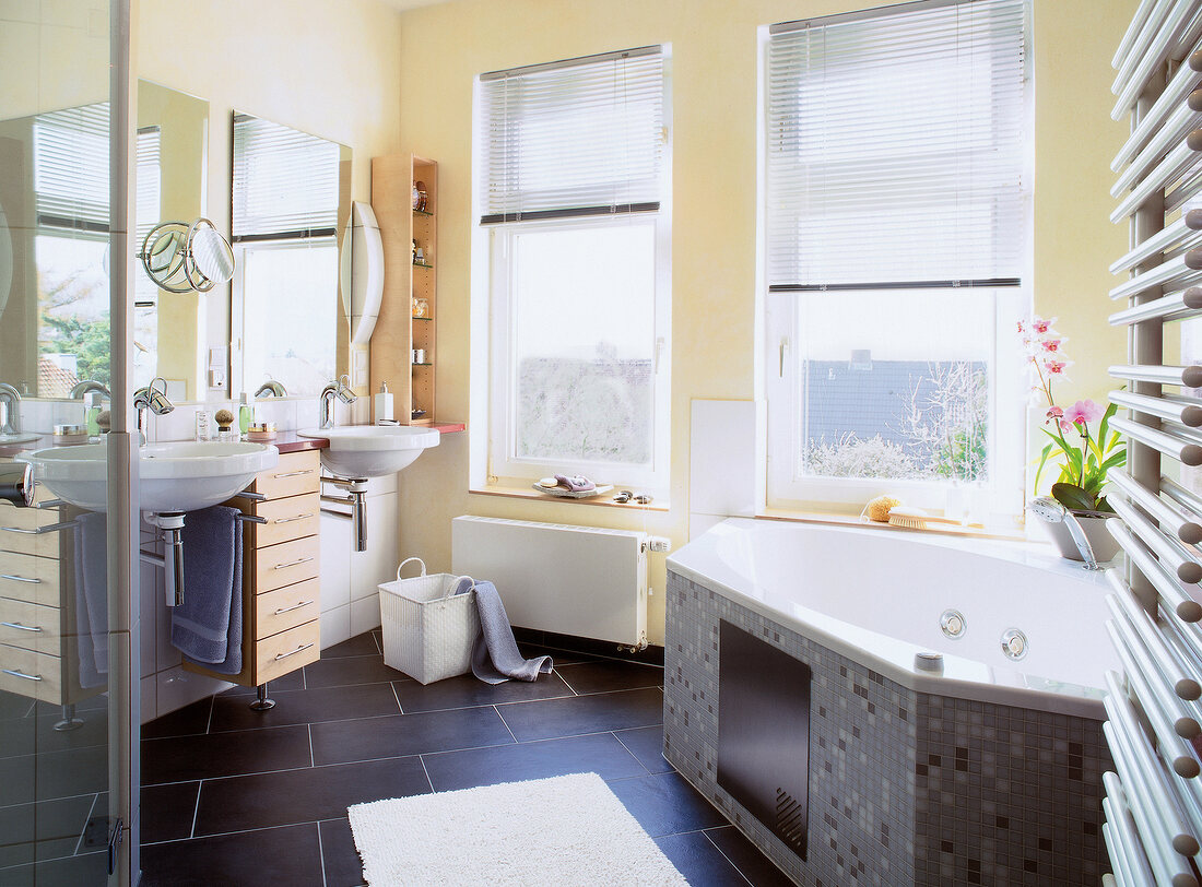 Badezimmer mit Whirpool, Waschbecken in weiß - gelb - Tönen