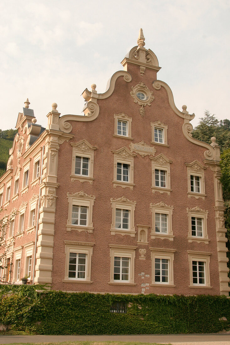 Mönchhof-Eymael Moenchhof Eymael Weingut mit Gästezimmer Gaestezimmer und Gutsausschank in Ürzig