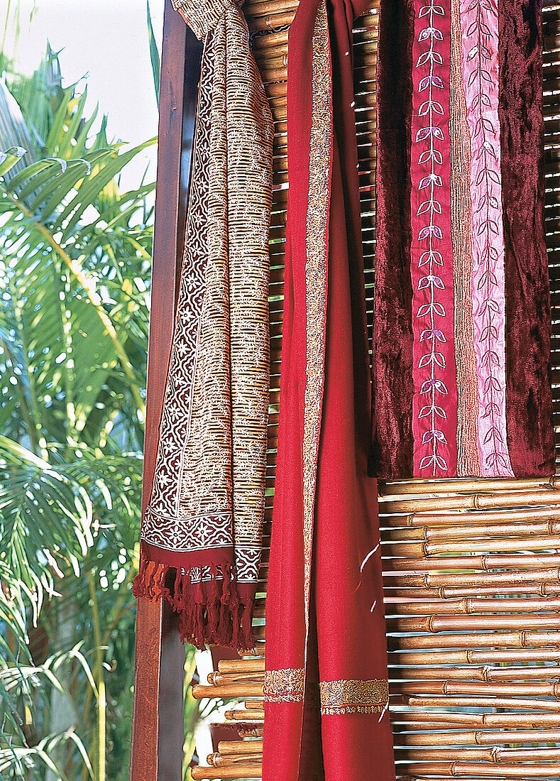 3 Indien-Schals hängen im Freien, 