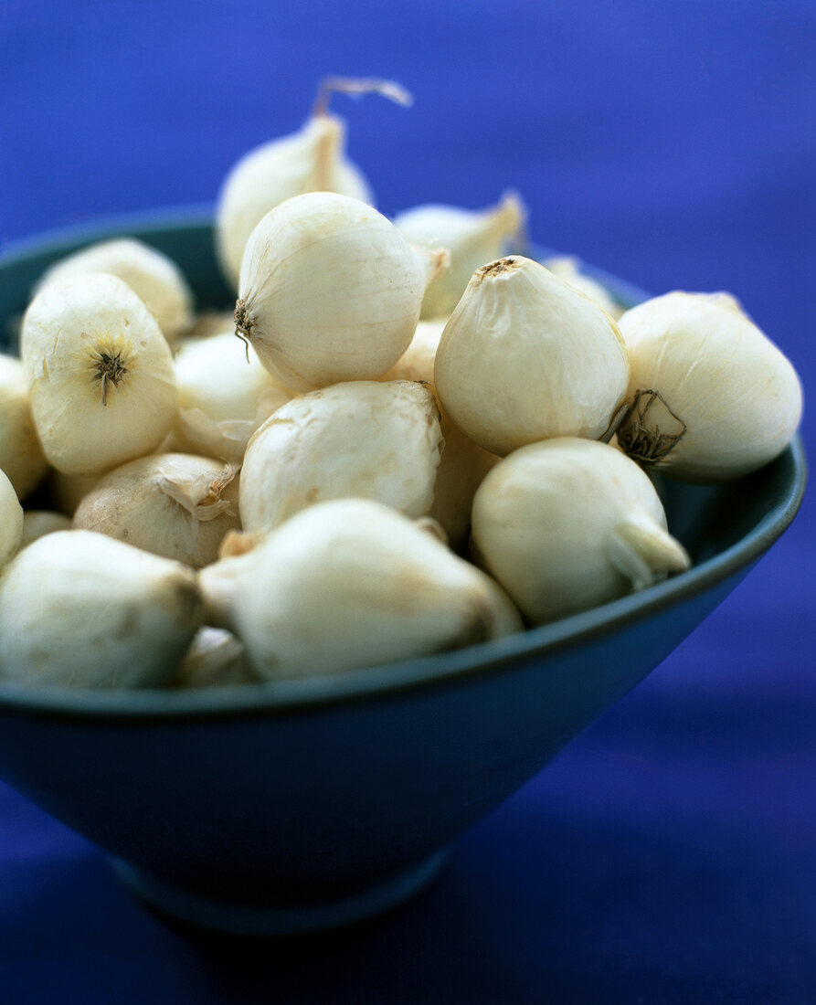 Close-up of pearl onions in blue bowl