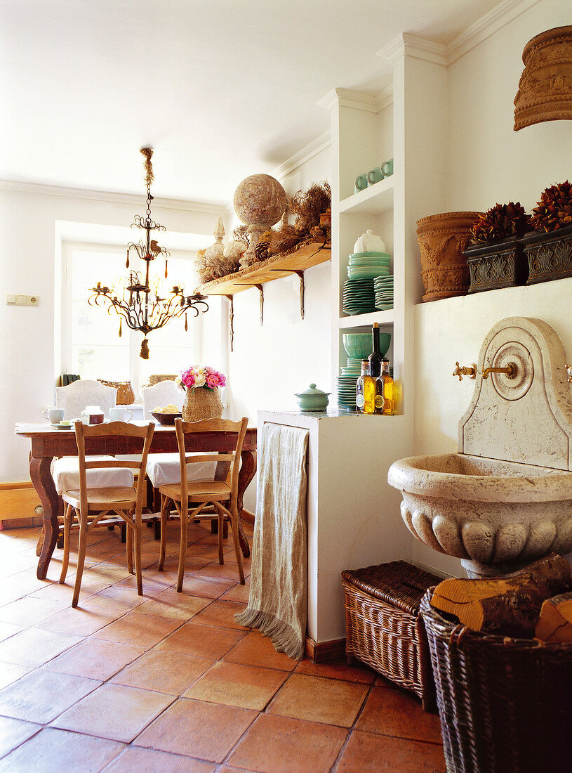 Küche in rustikalem Stil, Holzmöbel, Landhaus-Charme, Terrakotta-Fliesen