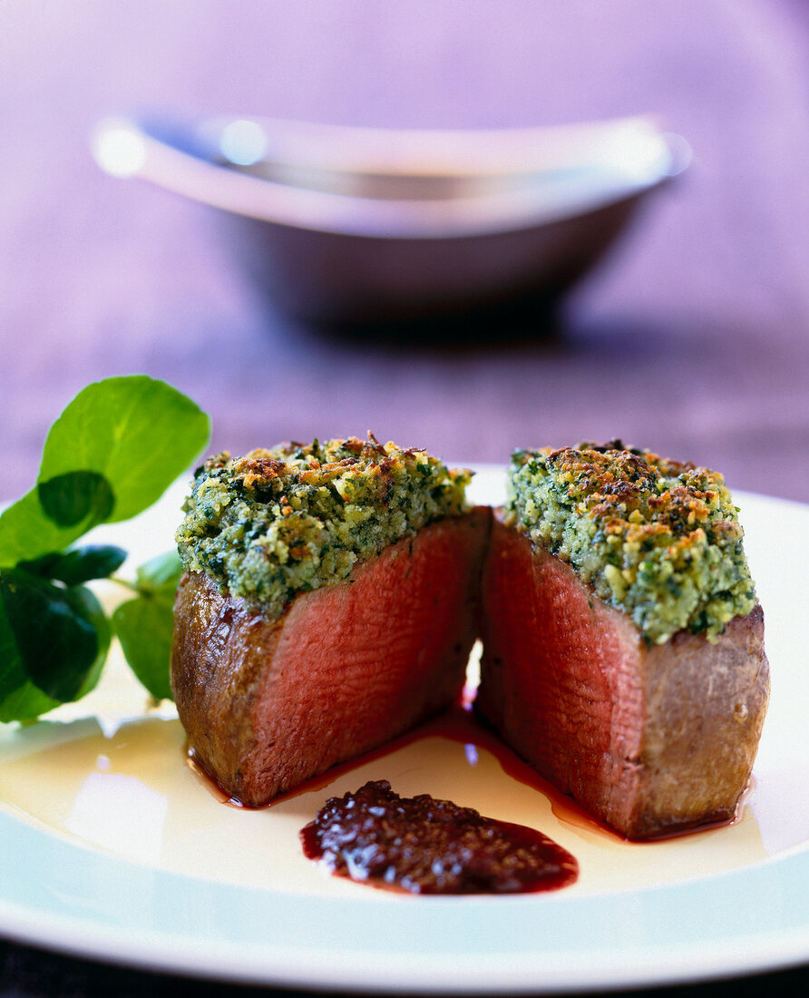 Rinderfilet mit Ochsenmark-Kruste und Rotwein-Schalotten