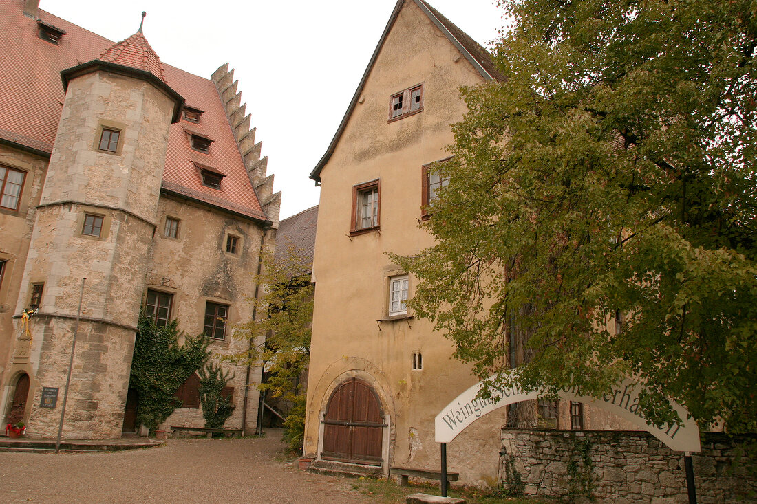 Schloss Sommerhausen Schloß Sommerhausen Weingut mit Gästezimmer Gaestezimmer in Sommerhausen