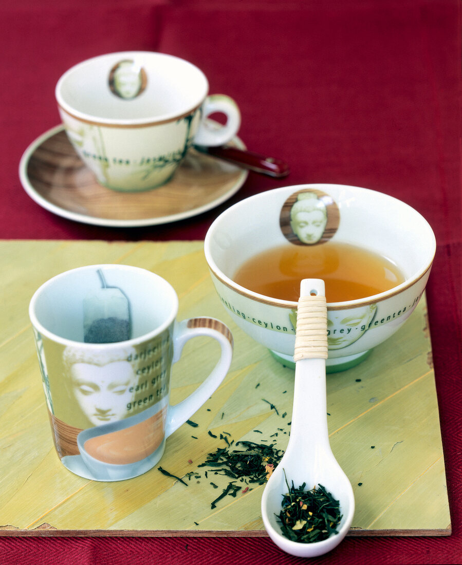 Teebecher, Teeschale und Teetasse aus Porzellan.