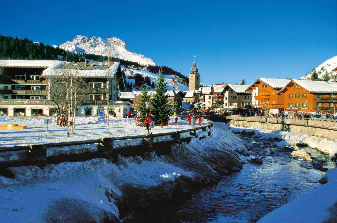 Winterpanorama im Bergdorf Lech am Arlberg