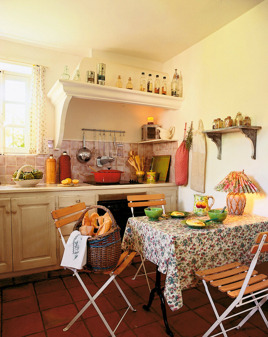 Küche mit Terrakottaboden, provenzalisch