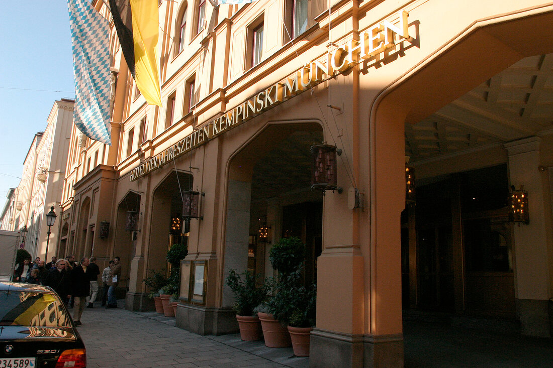 Kempinski Vier Jahreszeiten Hotel mit Restaurant in München Muenchen Bayern