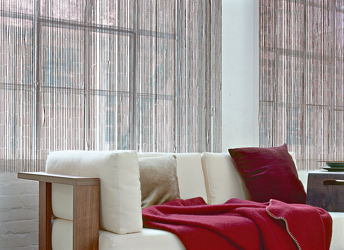 Vorhang, aus aneinander gereihten Bambusstückchen vor Fenster, Sofa