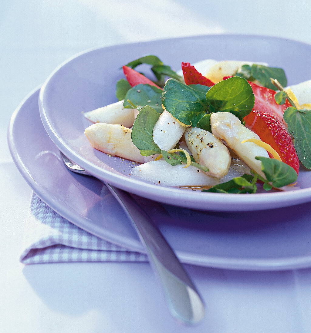 Spargelsalat,mit Erdbeeren und Brunnenkresse, vegetarisch