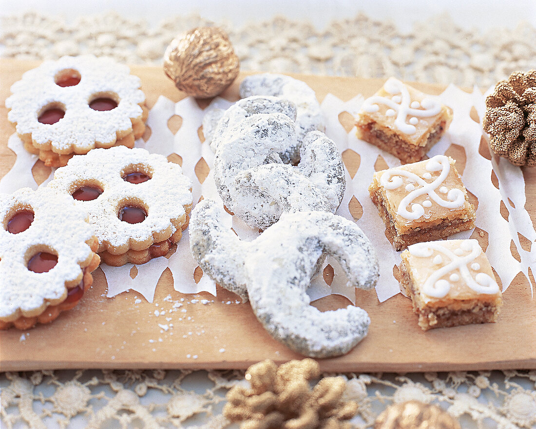 Österreich: Weihnachtsgebäck, Linzer Plätzchen, Mohnkipferln