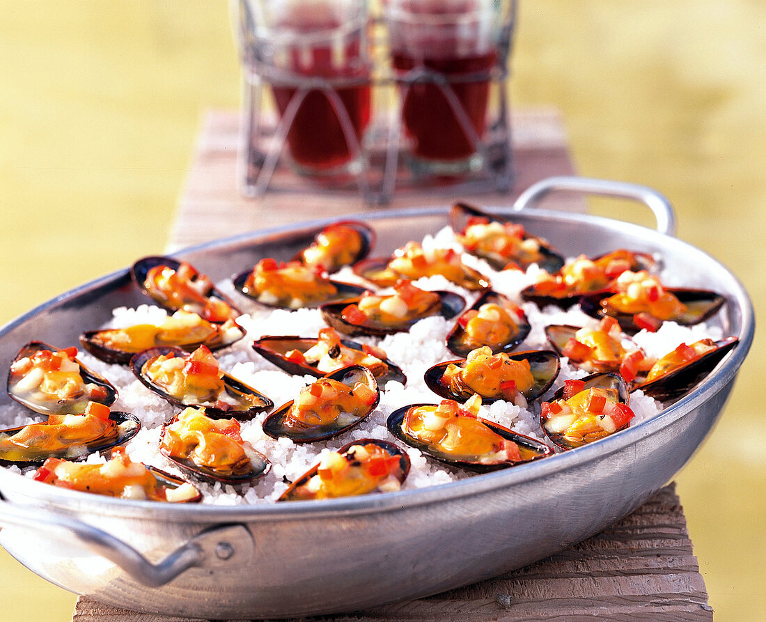 Miesmuscheln auf Meersalz mit Tomaten und Mozzarella