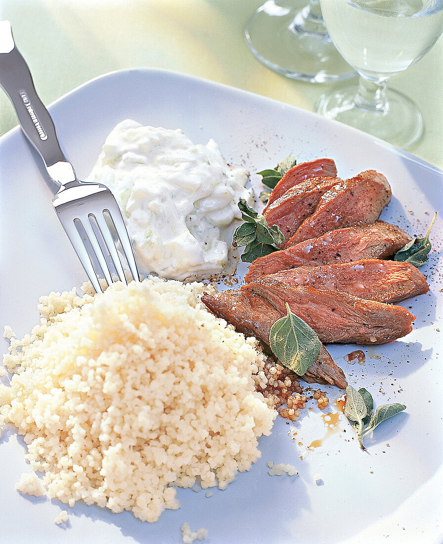 Lammfilet mit Gurken-Joghurt. 