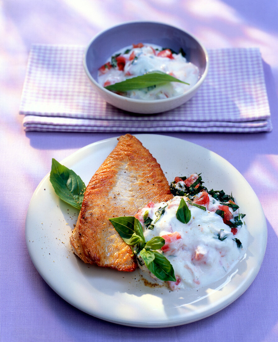 Putenschnitzel mit Tomaten-Tsatsiki. 