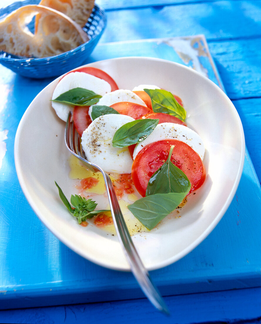 Insalata Caprese, Salat mit Tomaten und Mozzarella