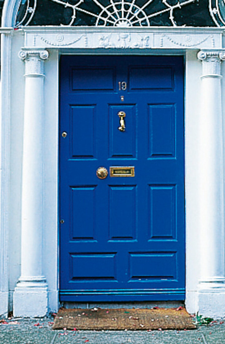blaue Haustür in georgianischer Fassade close-up