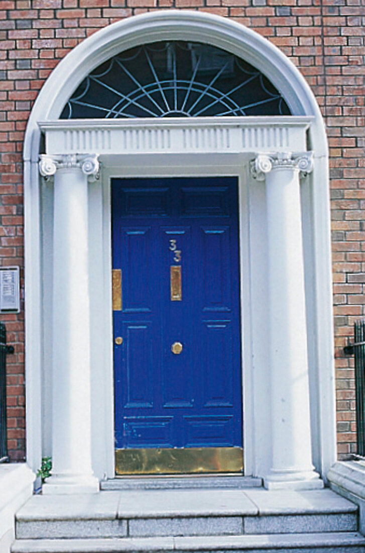 blaue Haustür in georgianischer Fassade close-up