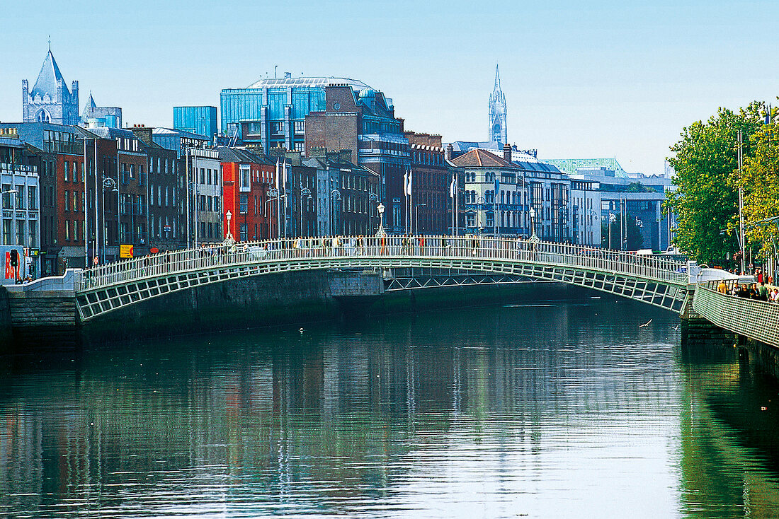 Ha' penny Bridge über dem Fluss Liffey in Dublin