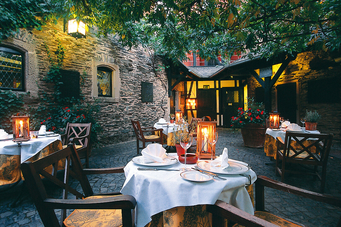 romantischer Innenhof des Burghotels Auf Schönburg