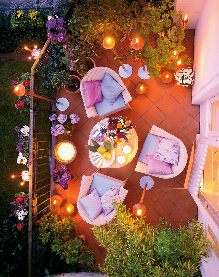 Sitzgruppe auf Balkon mit Fackeln, Terrasse, rosa, pink, abends, Sommer