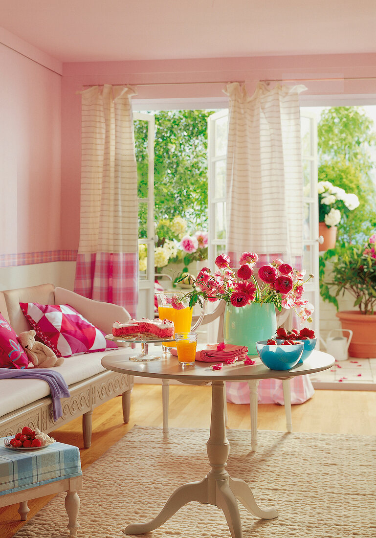 Summery style room in pink and white