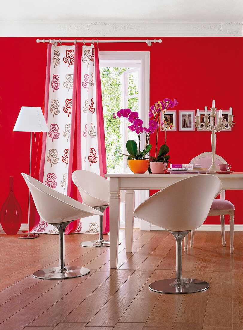 Esszimmer in rot, schlichte Schalenstühle und Holztisch