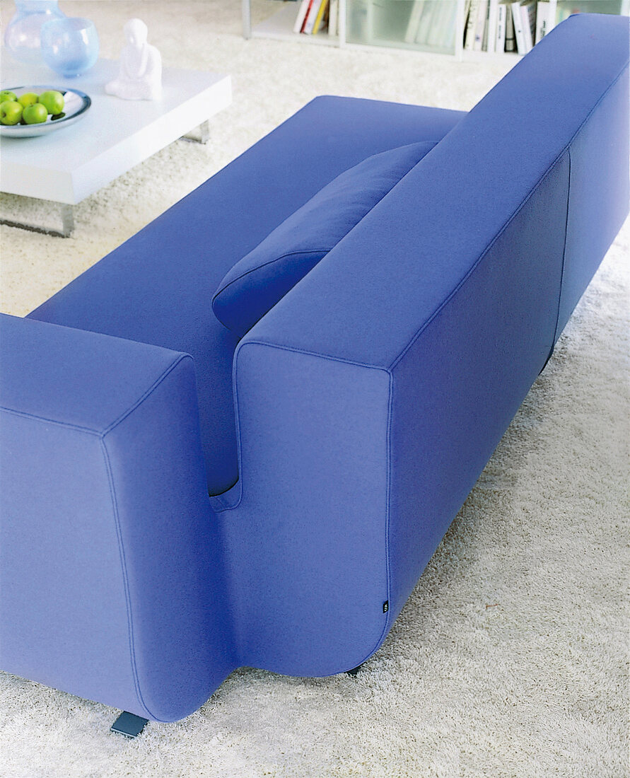 Sofa in blau, Detail, Rückenansicht 