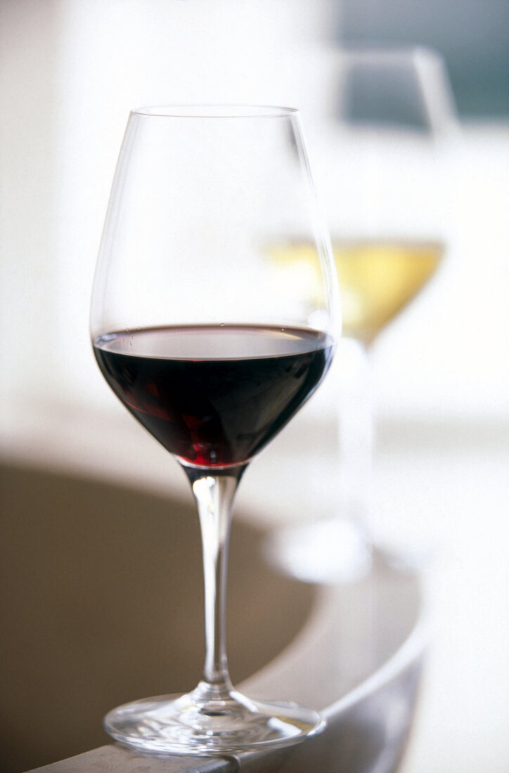 Burgund, Weingut, biodynamischer Weinanbau, Weinglas mit Rotwein