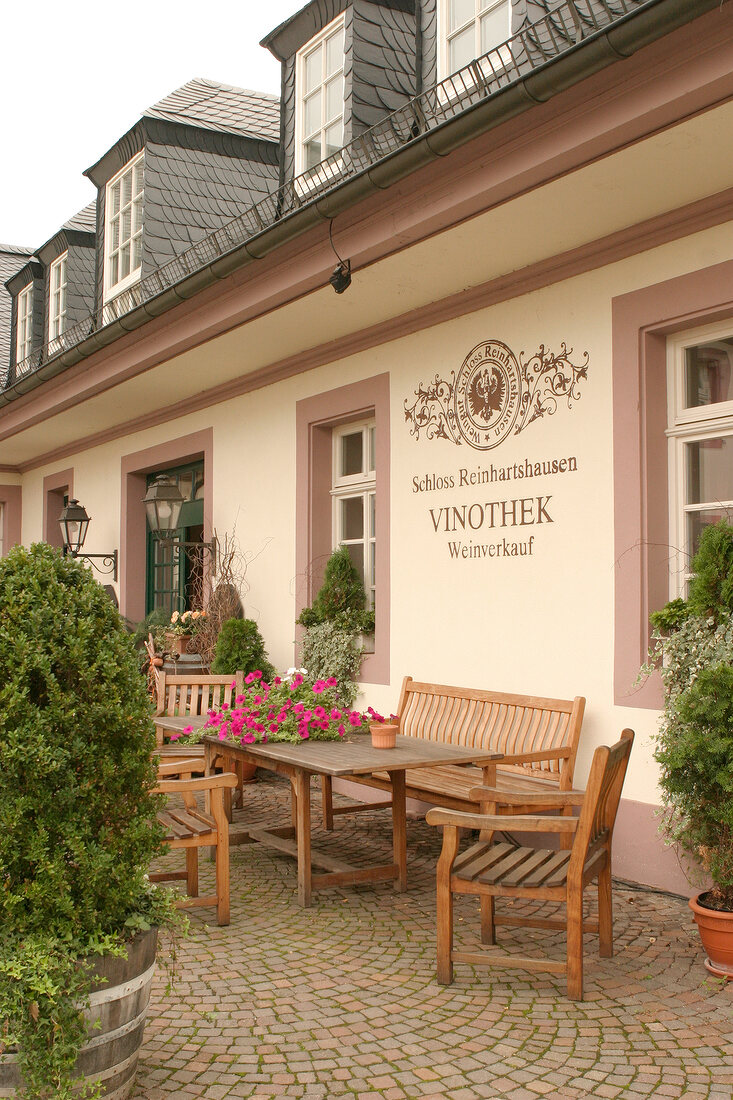 Schloss Reinhartshausen Weingut mit Weinverkauf-Hotel Gutsschänke Gutsschaenke in Eltville