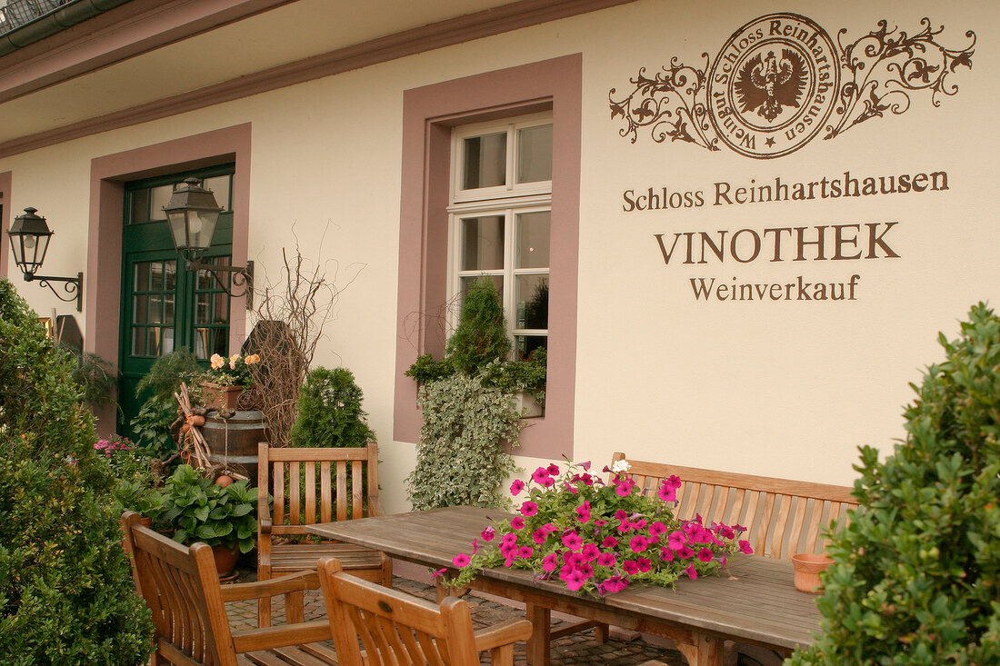 Schloss Reinhartshausen Weingut mit Weinverkauf-Hotel Gutsschänke Gutsschaenke in Eltville