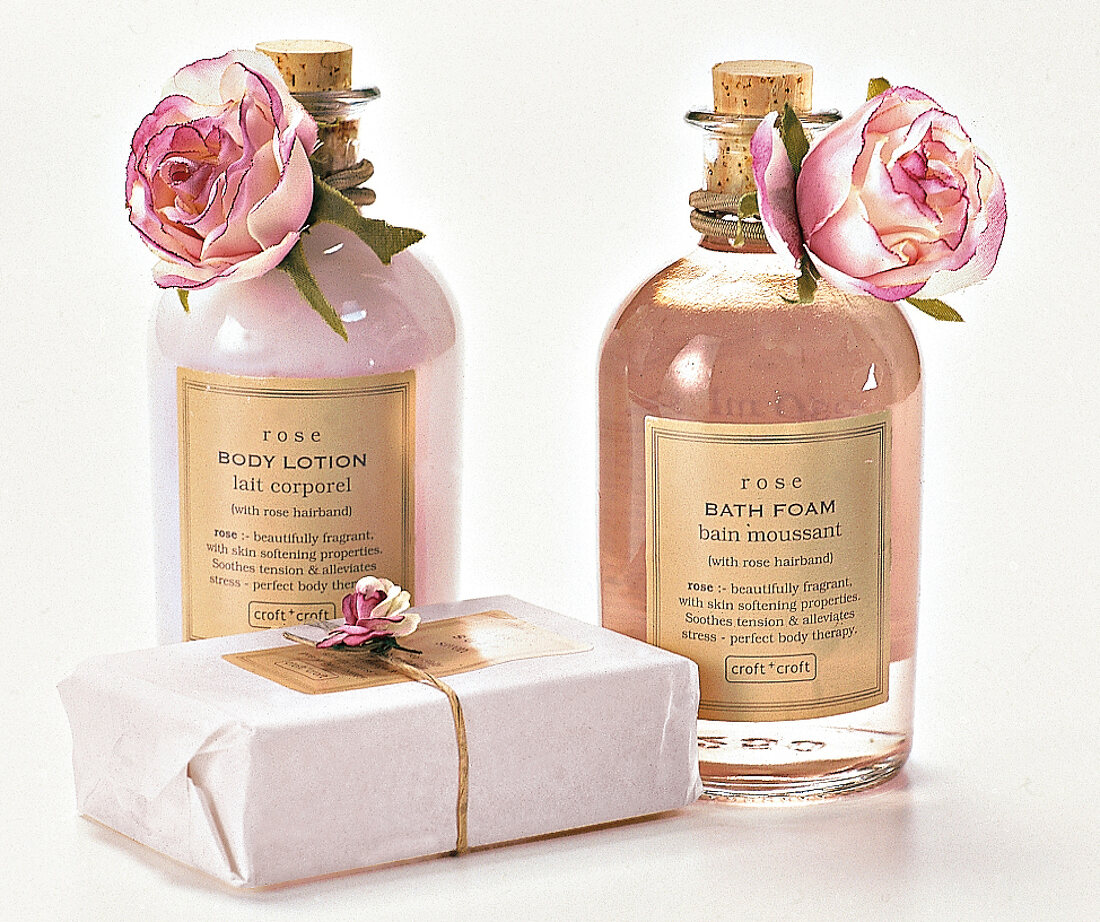 Body- lotion, Seife und Badeöl mit Rosen-