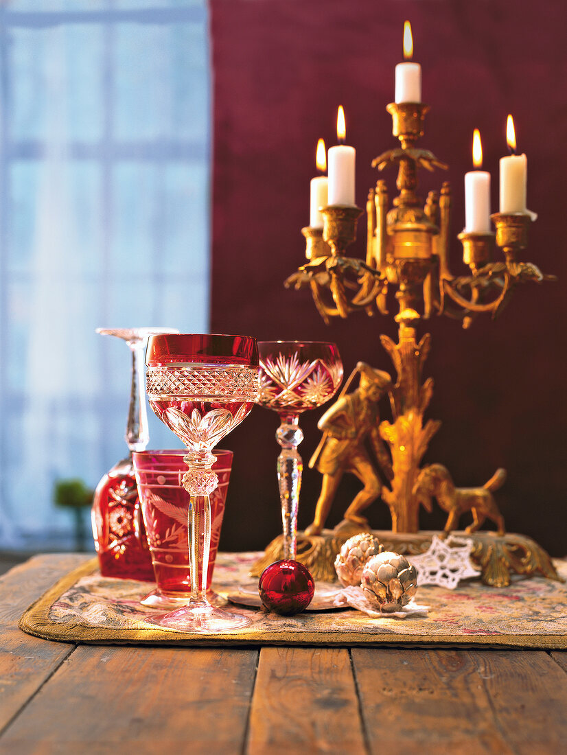 Kristallgläser, weihnachtlich deko- rierter Tisch, Kerzenleuchter