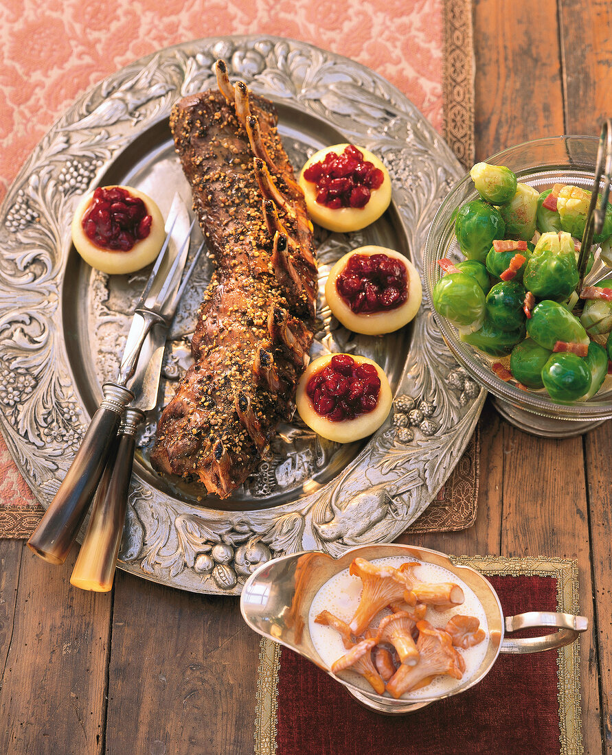 Karreebraten vom Hirschkalb, Äpfel Cranberry, Pfifferlinge + Rosenkohl