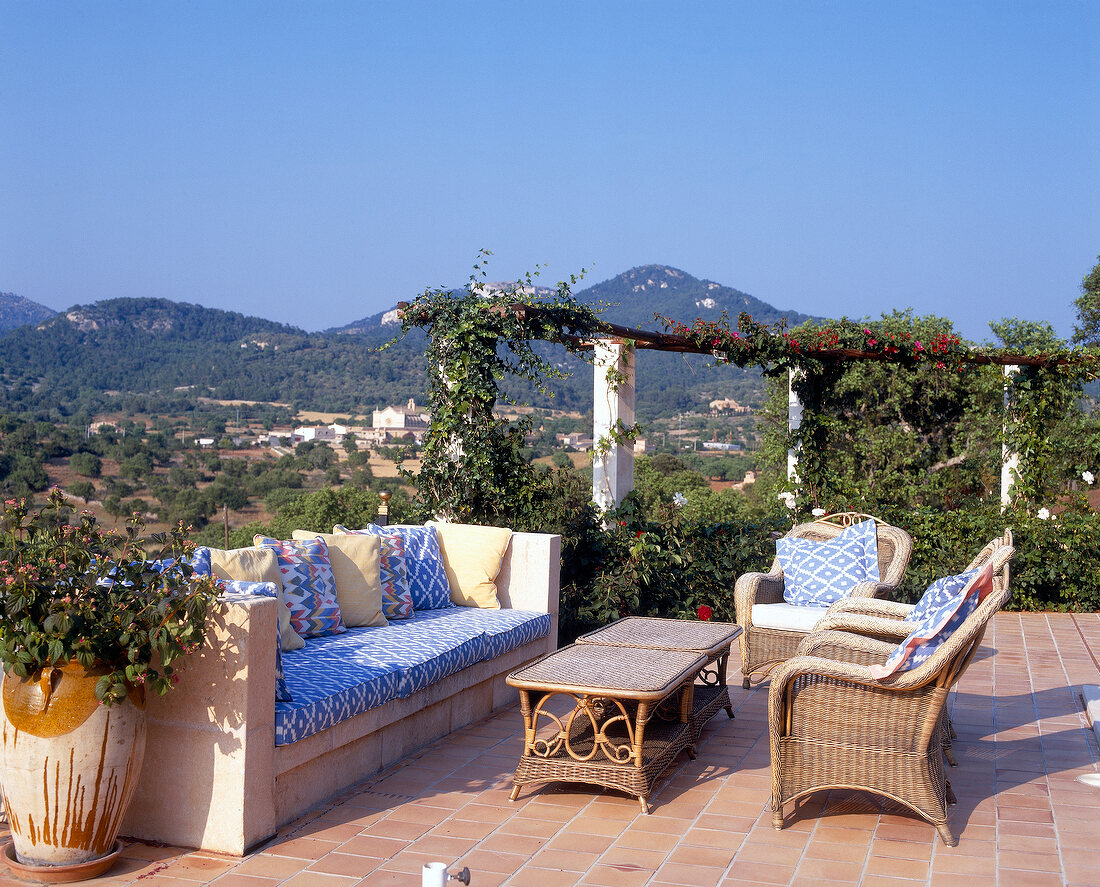 Terrasse mit gemauerter Bank, Blick über die weite Landschaft, Mallorca