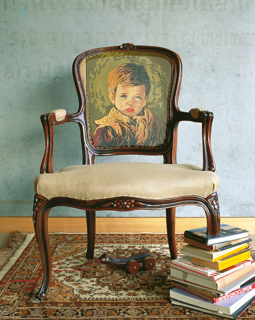 alter Stuhl mit abgebrochenem Bein, Bücher, Kunst Designer Jurgen Bey