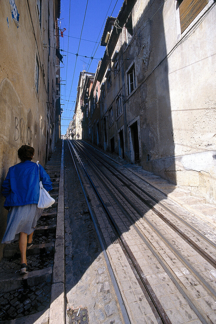 Straßenbahnschienen in Lissabon. 