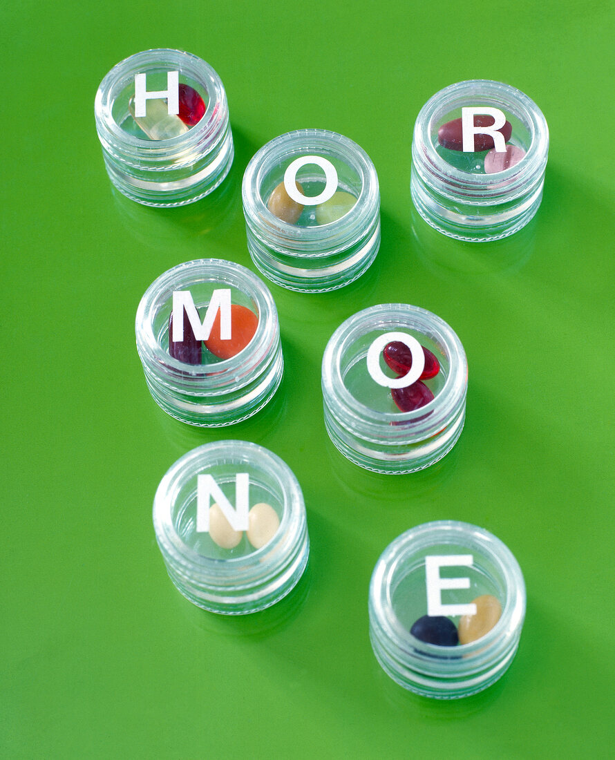 Hormontabletten in kleinen Glasschalen, jeweils zwei