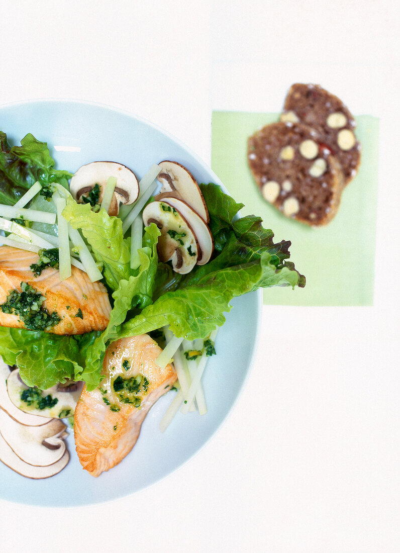 Lachs mit Limettenpesto auf Batavia- Salat, zum Abnehmen