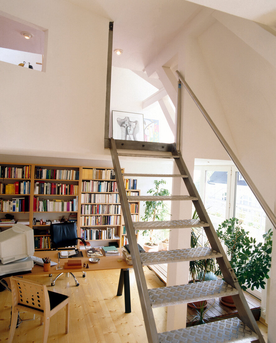 großes Arbeitszimmer mit Bücherregal + Stahltreppe, unter Dachschräge
