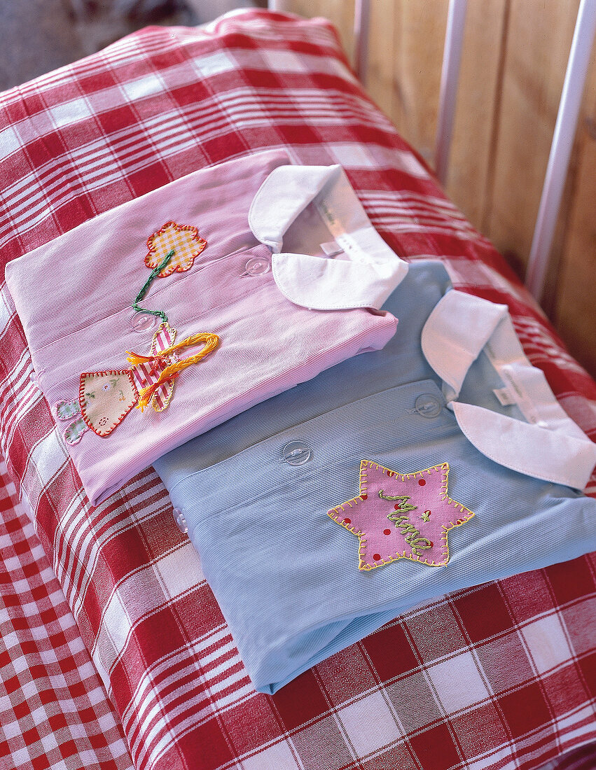 Bestickte Kinder-Pyjamas in Rosa und Hellblau