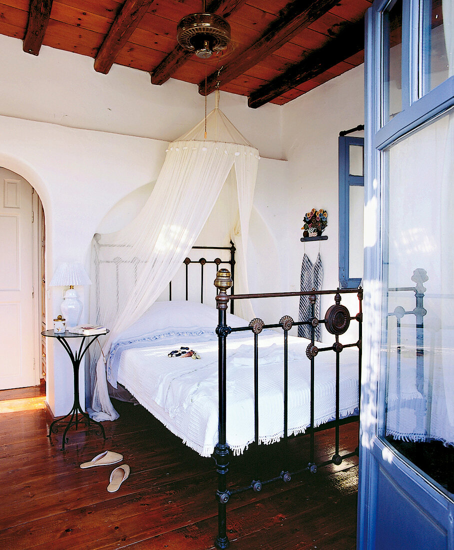 Schlafzimmer eines Fereinhauses auf der Kykladen Insel Antiparos, Bett