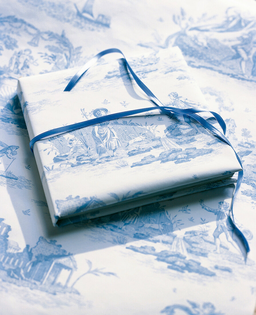 Papierbogen Toile de Joillay mit Schäferszene, Geschenkpapier, blau