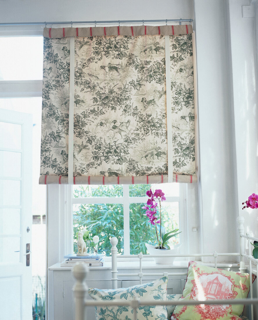 Roller blind with Toile de Jouy pattern in the room